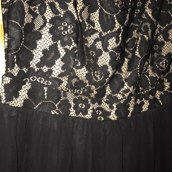 Casual Black Dress with Lace Design - Picture 2 of 5